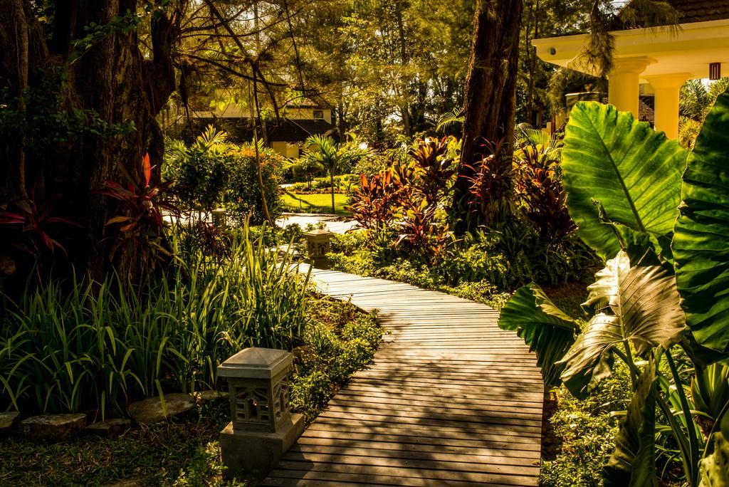 Jade Marina Resort And Spa Ngapali Exteriör bild